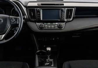 Подержанный автомобиль Toyota RAV4 2017 года (11 фото)