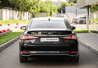 Подержанный автомобиль Lexus ES 2019 года (7 фото)