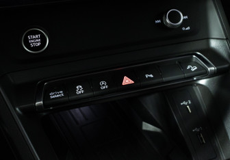 Подержанный автомобиль Audi Q3 2021 года (18 фото)