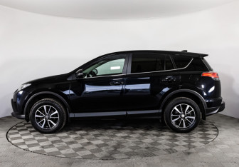 Подержанный автомобиль Toyota RAV4 2017 года (8 фото)