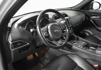 Подержанный автомобиль Jaguar F-Pace 2017 года (9 фото)
