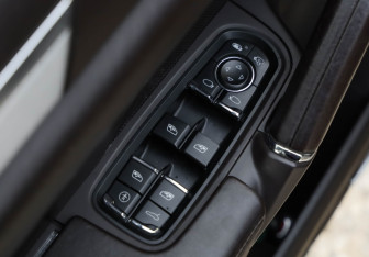 Подержанный автомобиль Porsche Cayenne 2010 года (28 фото)