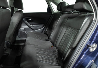 Подержанный автомобиль Volkswagen Polo Sedan 2015 года (10 фото)