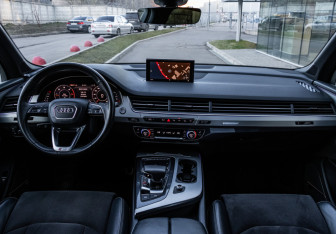 Подержанный автомобиль Audi Q7 2018 года (19 фото)