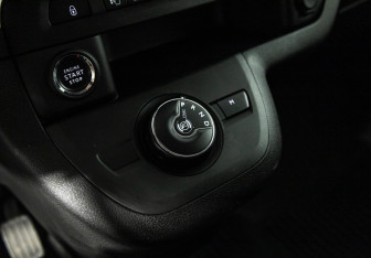 Подержанный автомобиль Peugeot Traveller 2019 года (18 фото)