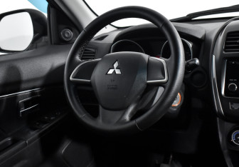 Подержанный автомобиль Mitsubishi ASX 2013 года (15 фото)