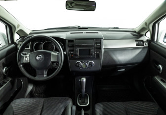 Подержанный автомобиль Nissan Tiida Hatchback 2013 года (13 фото)