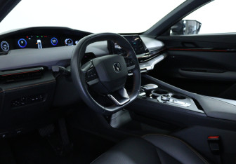 Подержанный автомобиль Changan UNI-V 2023 года (14 фото)
