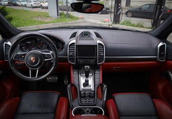 Подержанный автомобиль Porsche Cayenne 2014 года (13 фото)