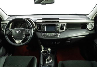 Подержанный автомобиль Toyota RAV4 2014 года (13 фото)