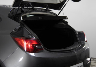 Подержанный автомобиль Opel Astra Hatchback 2012 года (17 фото)