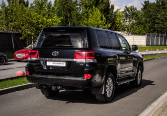 Подержанный автомобиль Toyota Land Cruiser Suv 2016 года (6 фото)