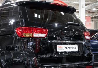 Подержанный автомобиль Kia Carnival 2017 года (12 фото)