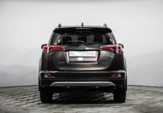 Подержанный автомобиль Toyota RAV4 2019 года (6 фото)