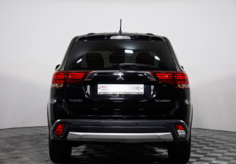 Подержанный автомобиль Mitsubishi Outlander 2016 года (7 фото)