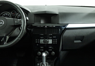 Подержанный автомобиль Opel Astra Hatchback 2010 года (14 фото)