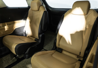 Подержанный автомобиль Kia Carnival 2021 года (12 фото)