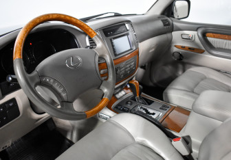 Подержанный автомобиль Lexus LX 2007 года (9 фото)
