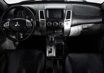 Подержанный автомобиль Mitsubishi Pajero Sport 2014 года (11 фото)