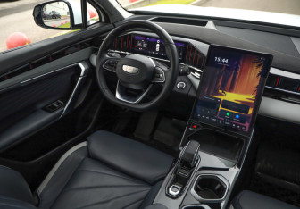 Подержанный автомобиль Geely Atlas 2024 года (10 фото)