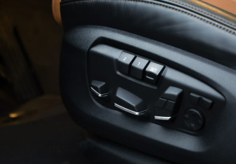 Подержанный автомобиль BMW X6 2016 года (24 фото)