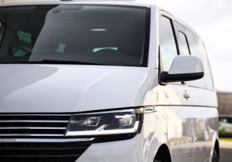 Подержанный автомобиль Volkswagen Multivan 2020 года (2 фото)