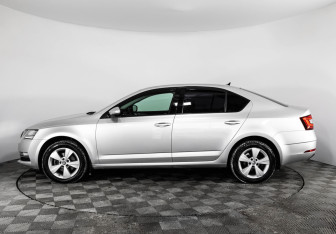 Подержанный автомобиль Skoda Octavia Liftback 2017 года (9 фото)