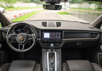 Подержанный автомобиль Porsche Macan 2019 года (11 фото)