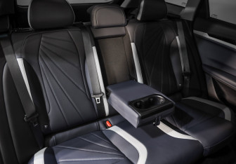 Подержанный автомобиль Geely Atlas 2024 года (24 фото)