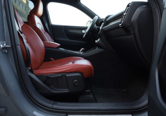 Подержанный автомобиль Volvo XC40 2019 года (25 фото)