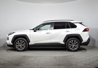 Подержанный автомобиль Toyota RAV4 2024 года (8 фото)