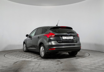 Подержанный автомобиль Ford Focus Sedan 2019 года (7 фото)