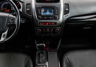 Подержанный автомобиль Kia Sorento 2017 года (13 фото)