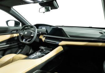 Подержанный автомобиль Changan UNI-V 2023 года (9 фото)