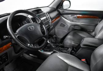 Подержанный автомобиль Toyota Land Cruiser Prado 2007 года (9 фото)