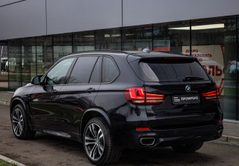 Подержанный автомобиль BMW X5 2017 года (7 фото)