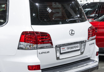 Подержанный автомобиль Lexus LX 2013 года (12 фото)