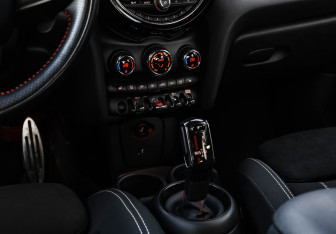 Подержанный автомобиль MINI Hatch 2020 года (15 фото)