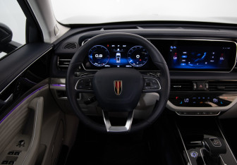 Подержанный автомобиль Hongqi HS5 2024 года (10 фото)