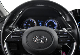 Подержанный автомобиль Hyundai Sonata 2020 года (17 фото)