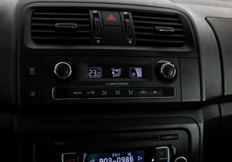 Подержанный автомобиль Skoda Fabia Hatchback 2011 года (12 фото)