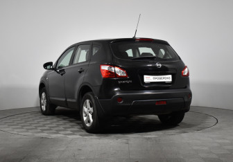 Подержанный автомобиль Nissan Qashqai 2012 года (7 фото)