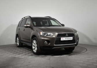 Подержанный автомобиль Mitsubishi Outlander 2011 года (3 фото)