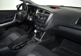 Подержанный автомобиль Kia Ceed Hatchback 2014 года (13 фото)