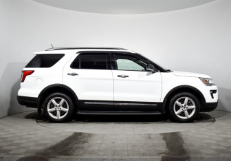 Подержанный автомобиль Ford Explorer 2019 года (4 фото)