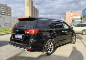 Подержанный автомобиль Kia Carnival 2019 года (4 фото)
