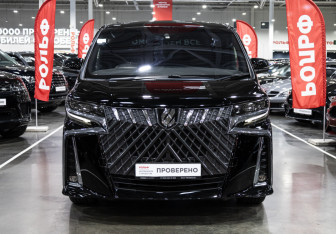 Подержанный автомобиль Toyota Alphard 2018 года (3 фото)