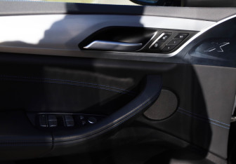 Подержанный автомобиль BMW X4 2021 года (19 фото)