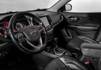 Подержанный автомобиль Jeep Cherokee 2014 года (9 фото)