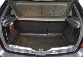 Подержанный автомобиль Renault Sandero 2011 года (15 фото)